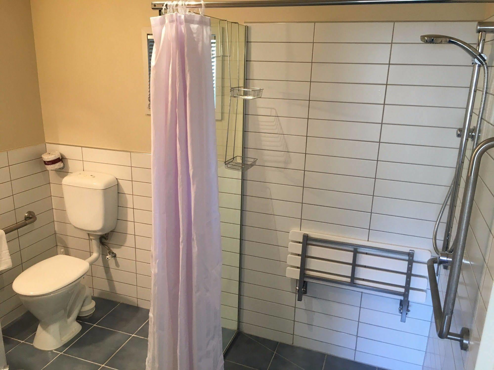 Beaches Nelson Eksteriør billede A shower curtain
