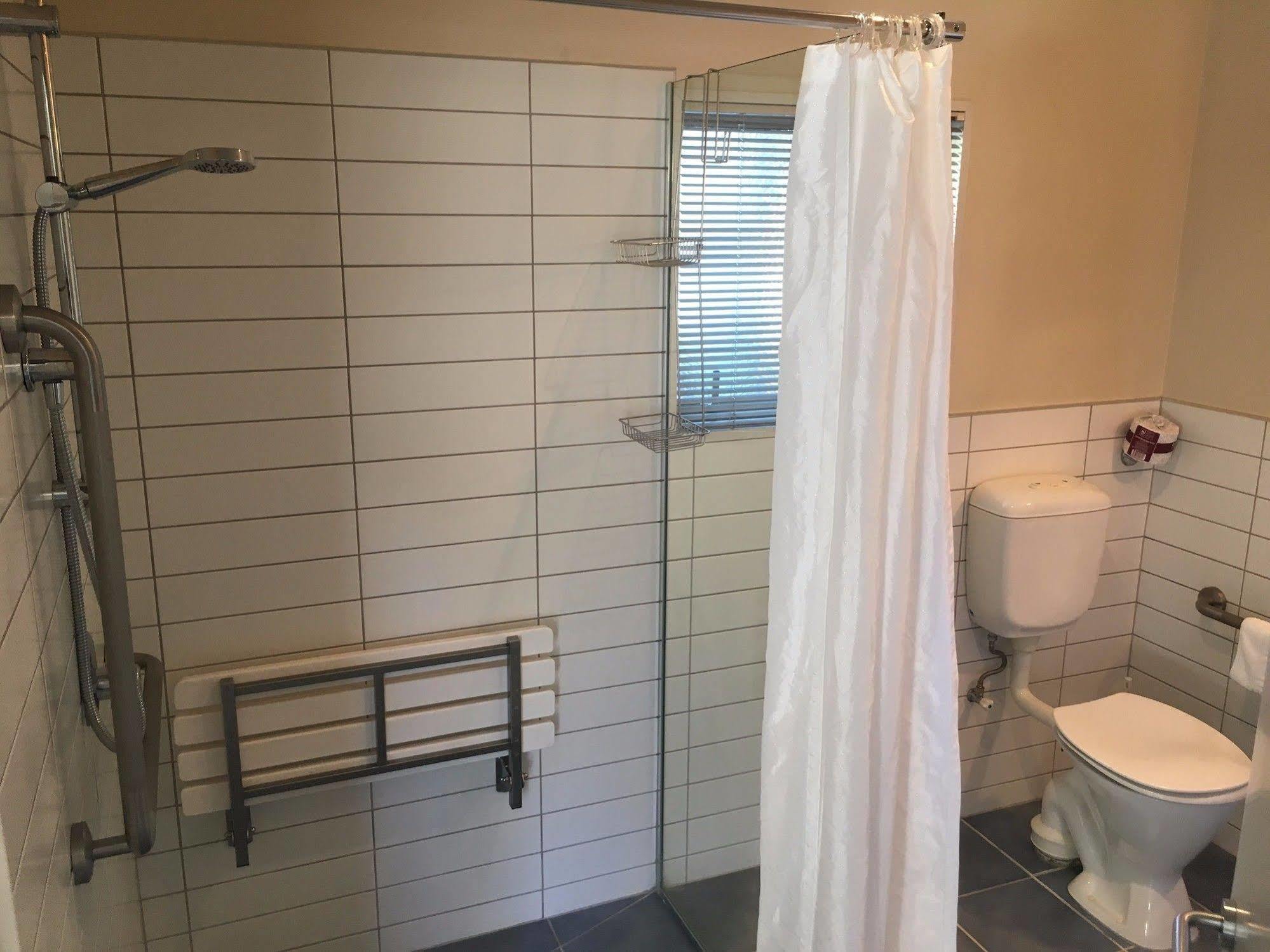 Beaches Nelson Eksteriør billede A shower curtain