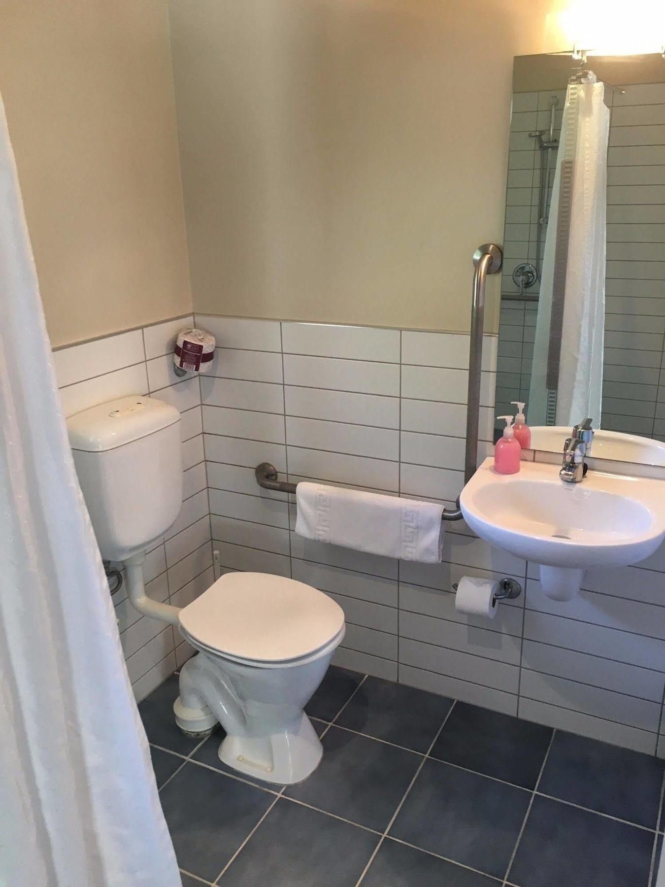 Beaches Nelson Eksteriør billede Bathroom in a typical hotel room